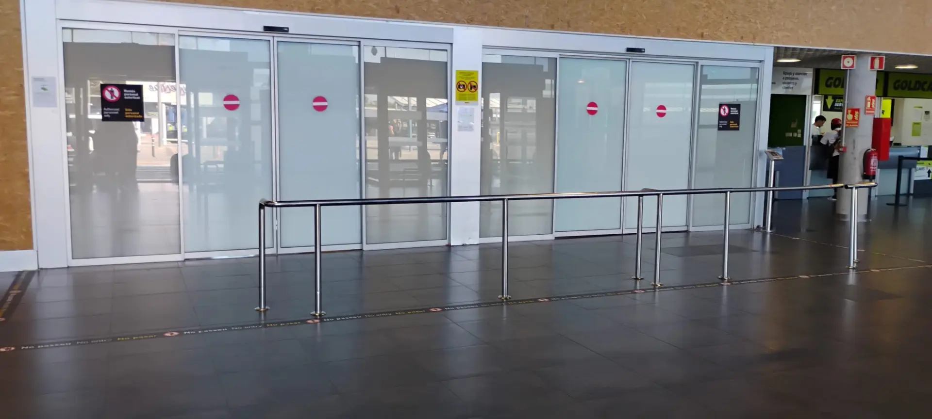 Sliding doord for exiting the baggage reclain area and entering in the arrival hall landside. This is where to meet your driver
