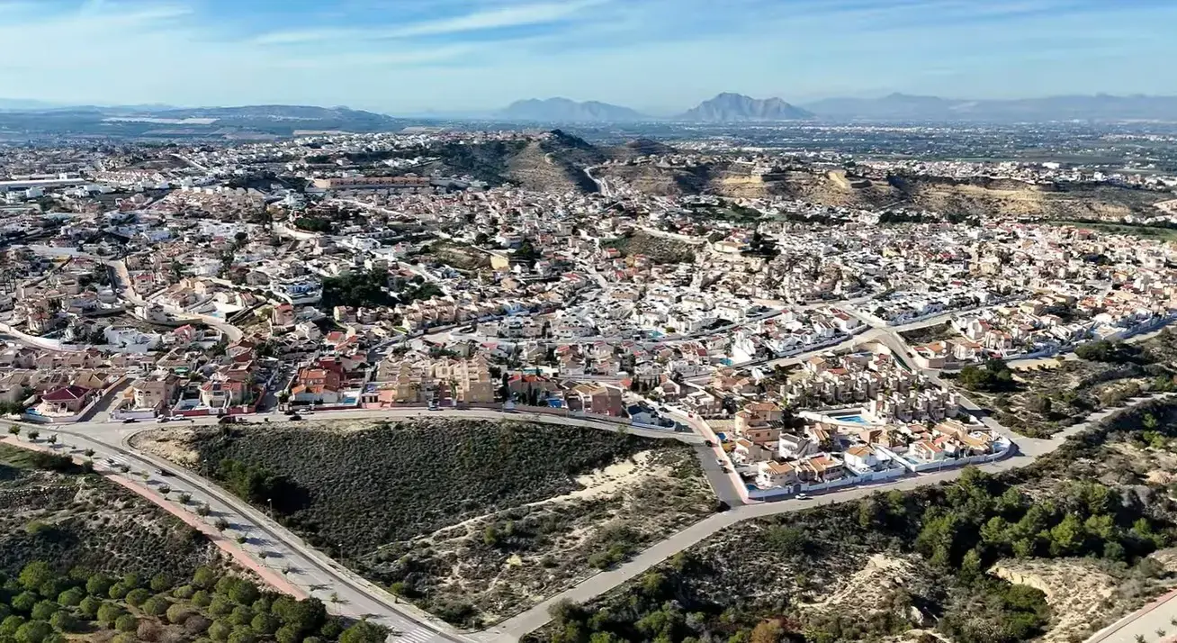 Scenic landscape of Ciudad Quesada resort town, a top destination for travelers booking private taxi services from Alicante airport.