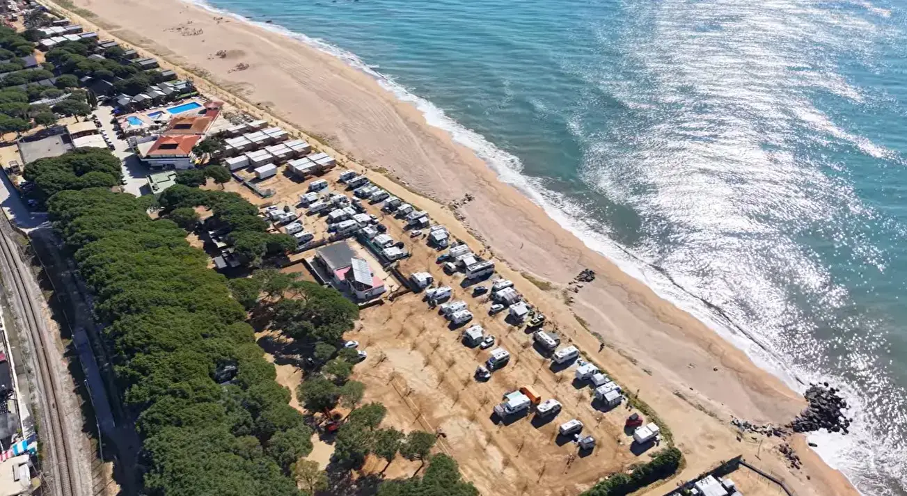 Sunny beach view outside Camping Bon Repòs, featuring reliable Cheap Taxis airport transfers from Girona Airport directly to the campsite.