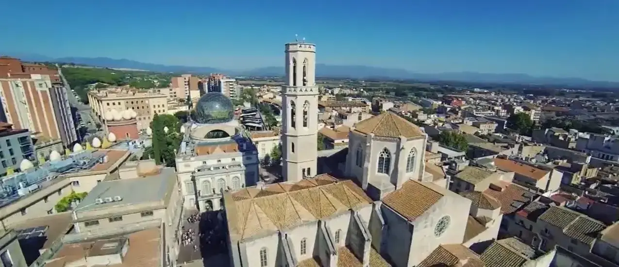 A scenic city view of historic Figueres, the famous cultural destination for Cheap Taxis private airport transfer services from Girona Airport.