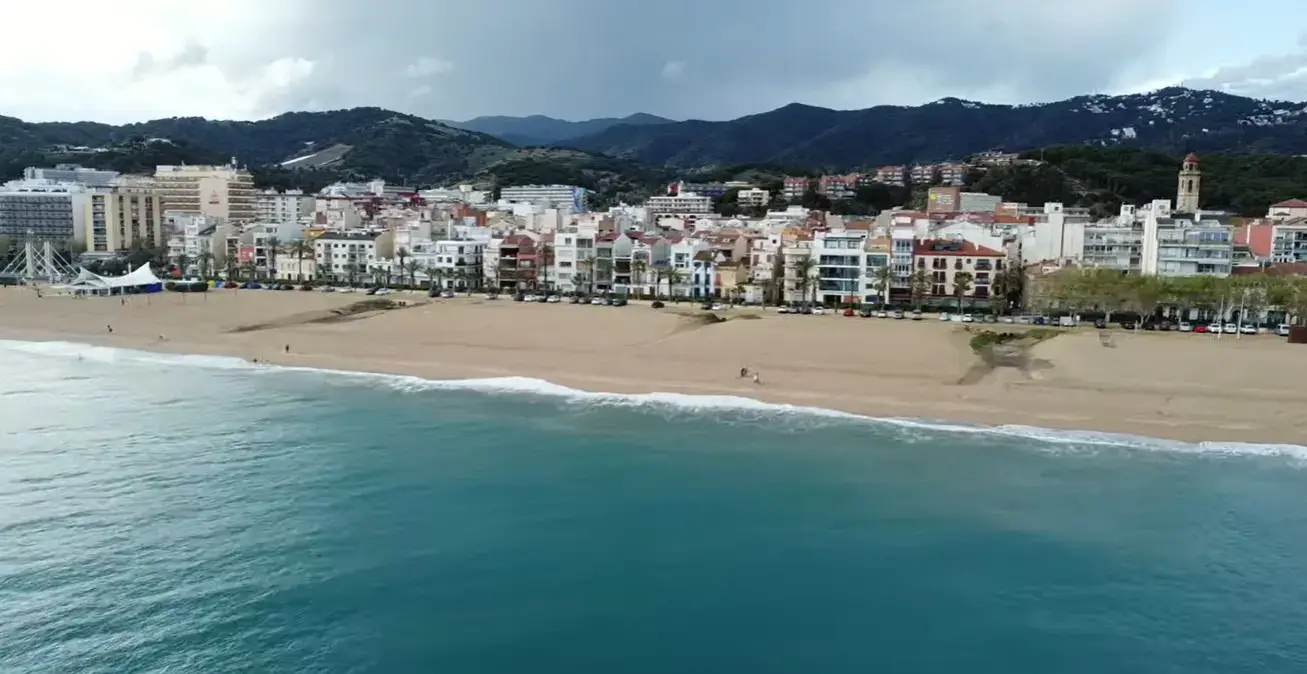 The expansive sunny beachfront at Malgrat de Mar, a popular seaside holiday resort for Cheap Taxis direct private airport shuttle services from Girona Airport.