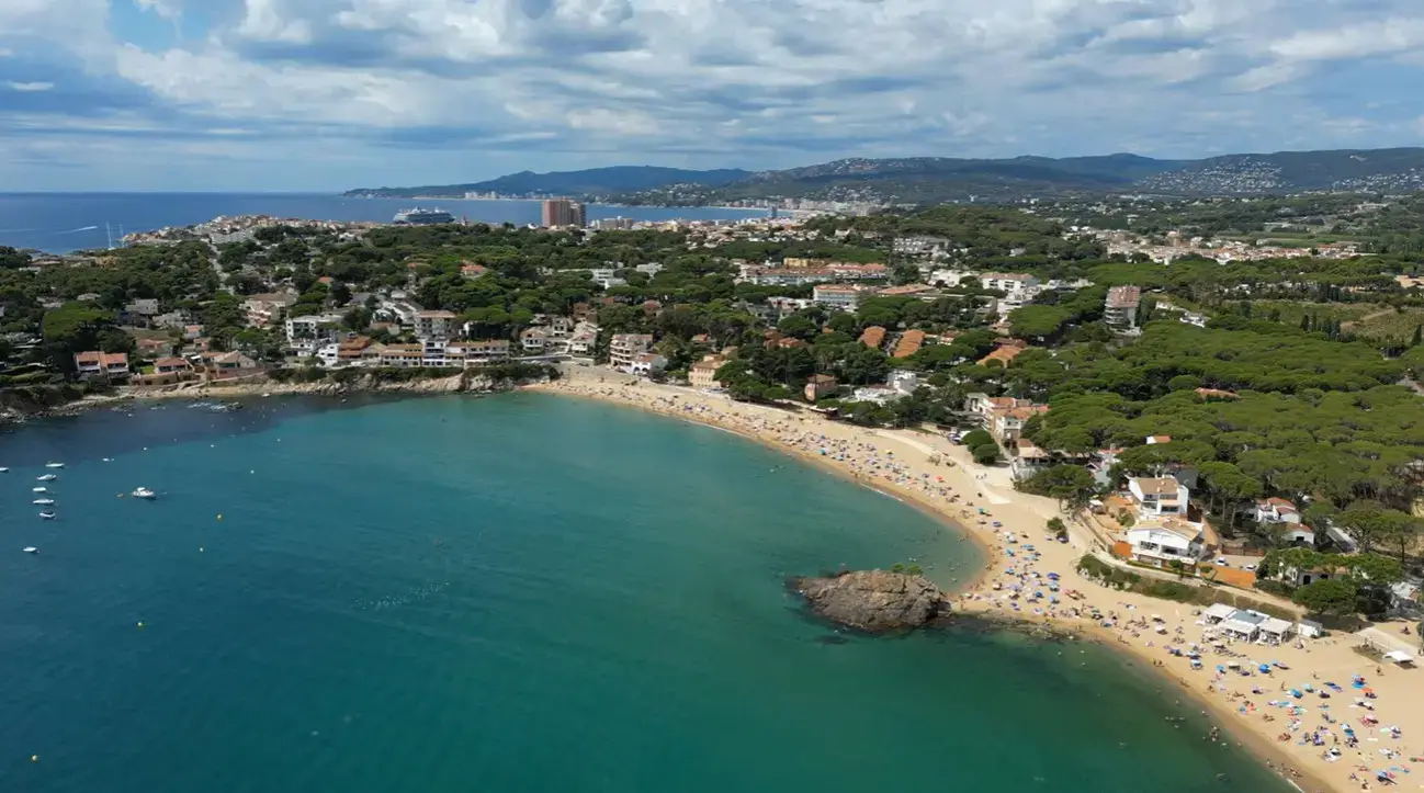 The scenic Mediterranean beachfront and coastal harbor of Palamós, a premier holiday destination for Cheap Taxis private airport transfers from Girona Airport.