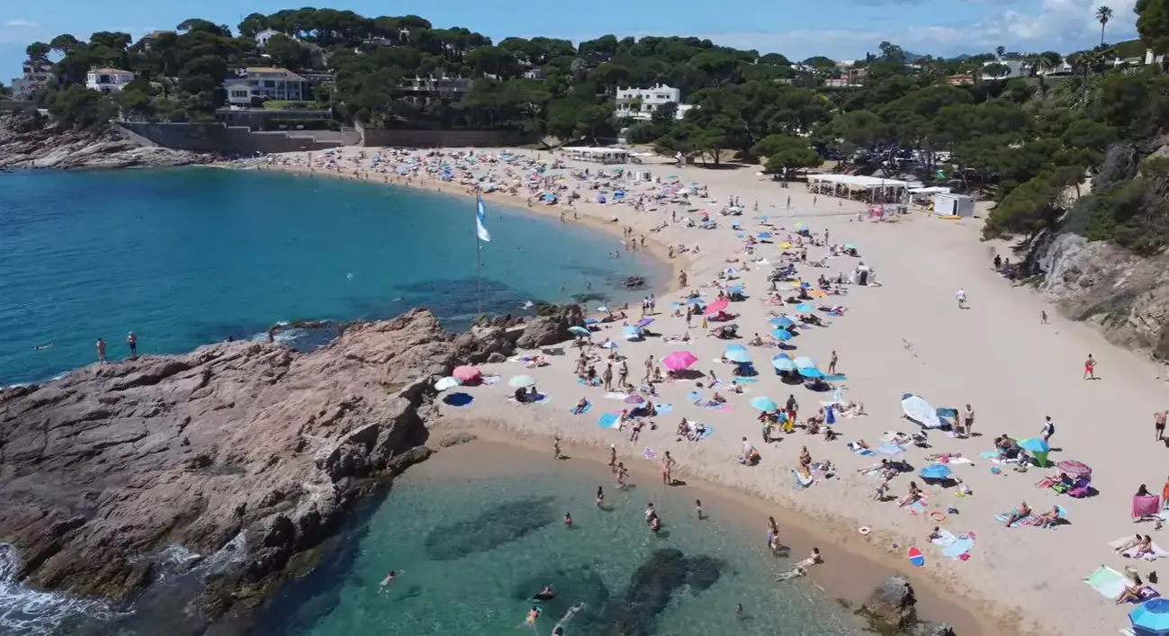 The beautiful golden sand beachfront of Platja d'Aro, a premier coastal resort for Cheap Taxis private holiday transport from Girona Airport.