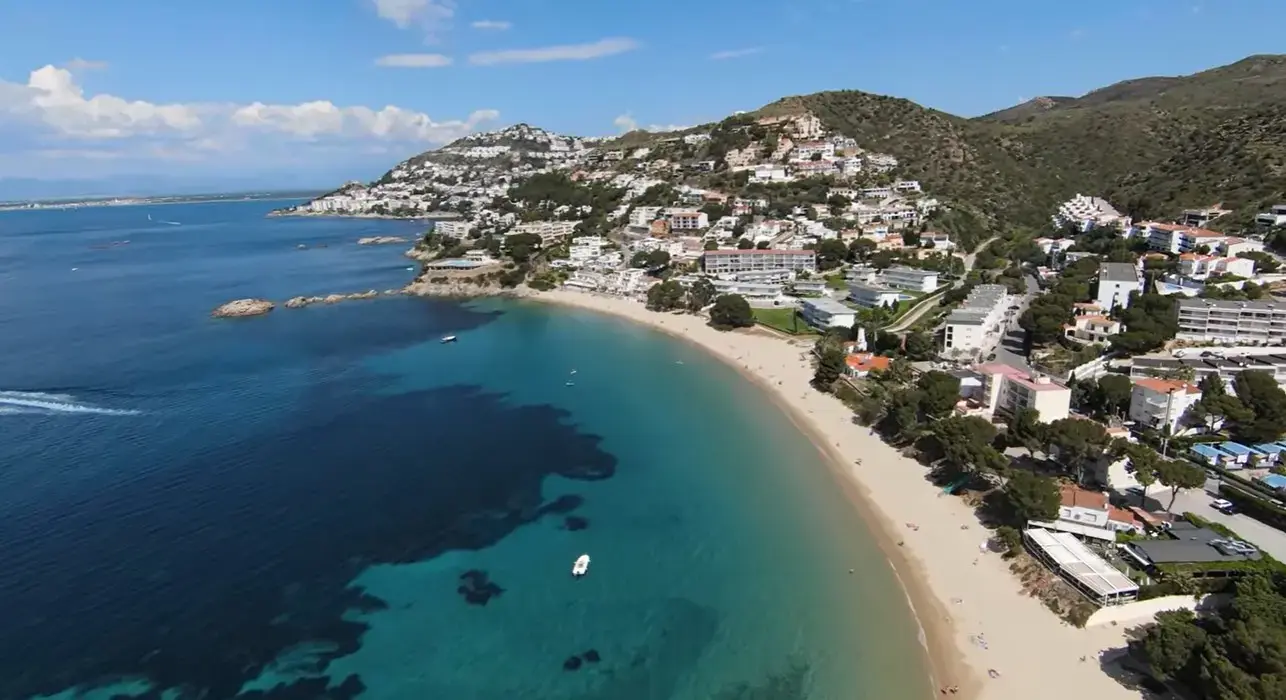 The wide panoramic beachfront along the beautiful Bay of Roses, a major coastal holiday destination for Cheap Taxis private airport transfers from Girona Airport.