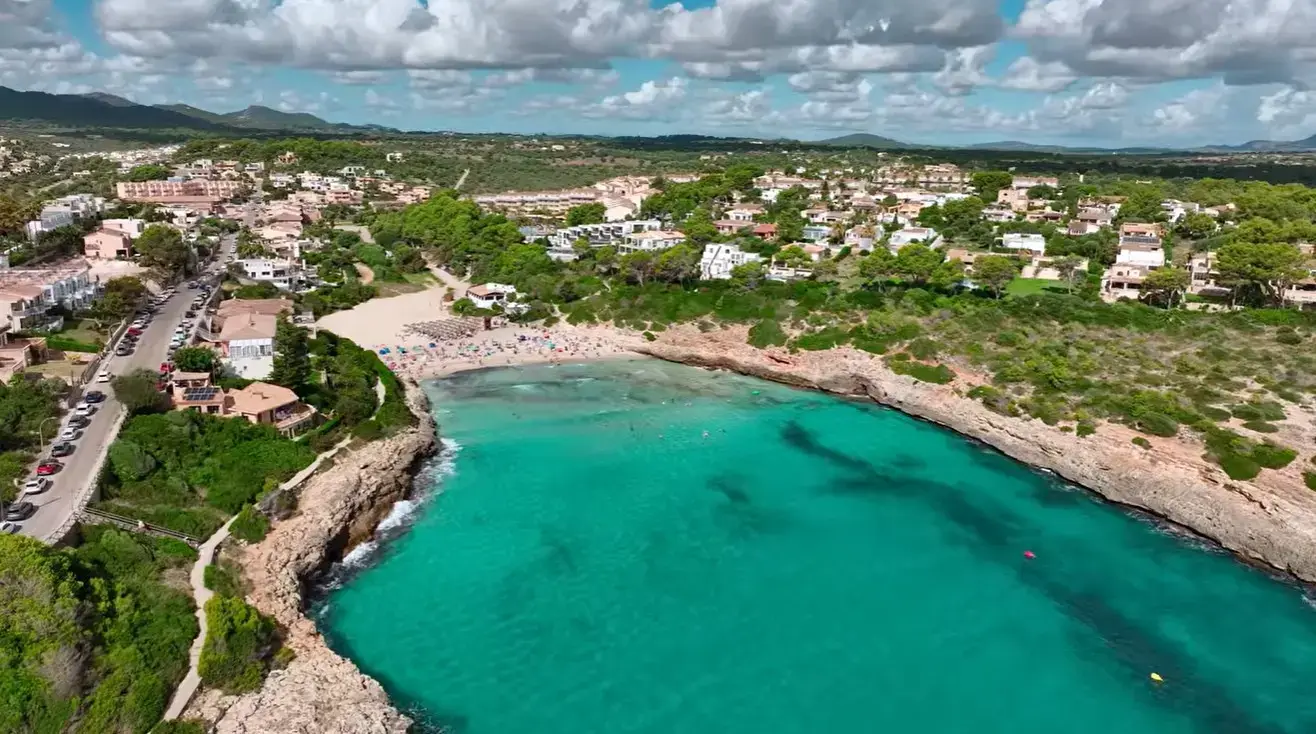Private airport transfer service from Palma Airport to family hotels and resorts in Cala Mandia, Majorca