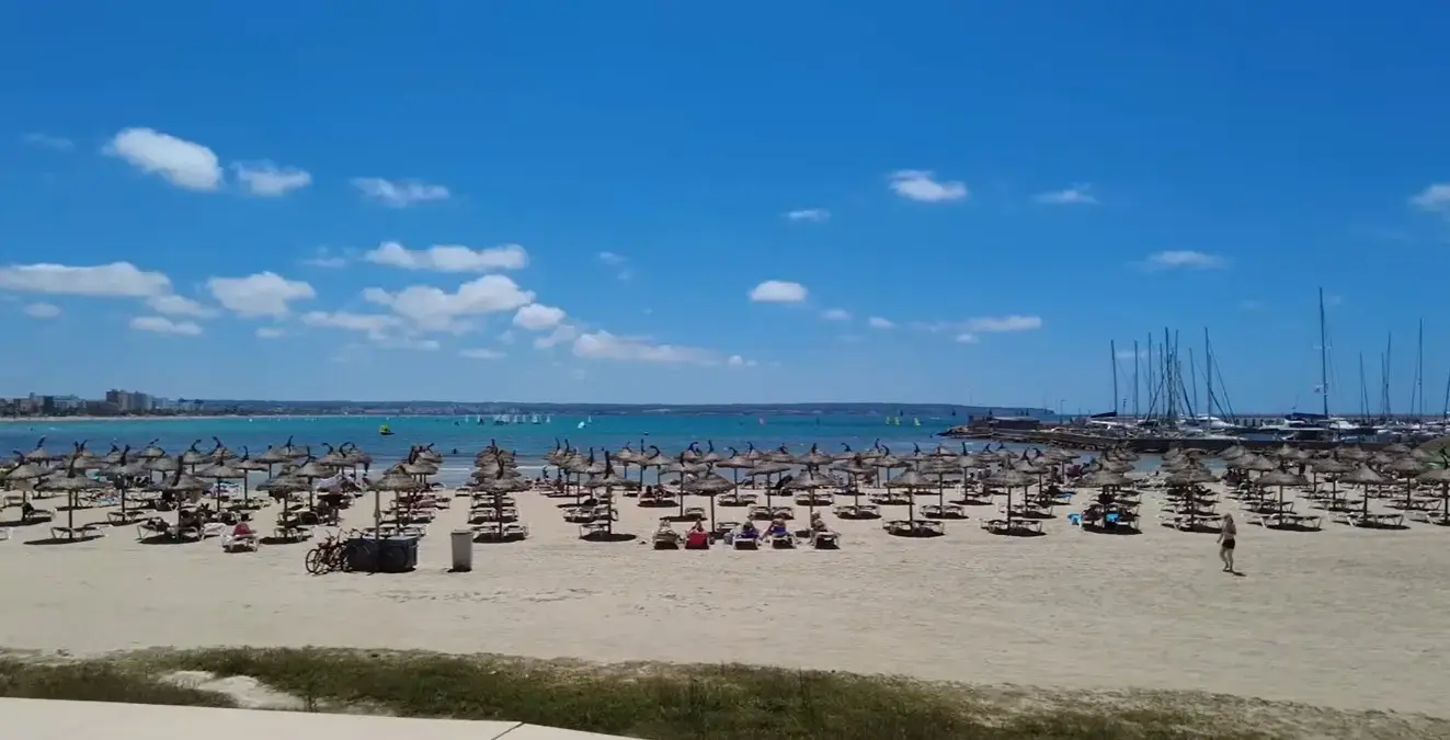 Quick private airport taxi transfer from Palma Airport arriving directly at family-friendly seaside hotels and beach apartments along the Can Pastilla promenade