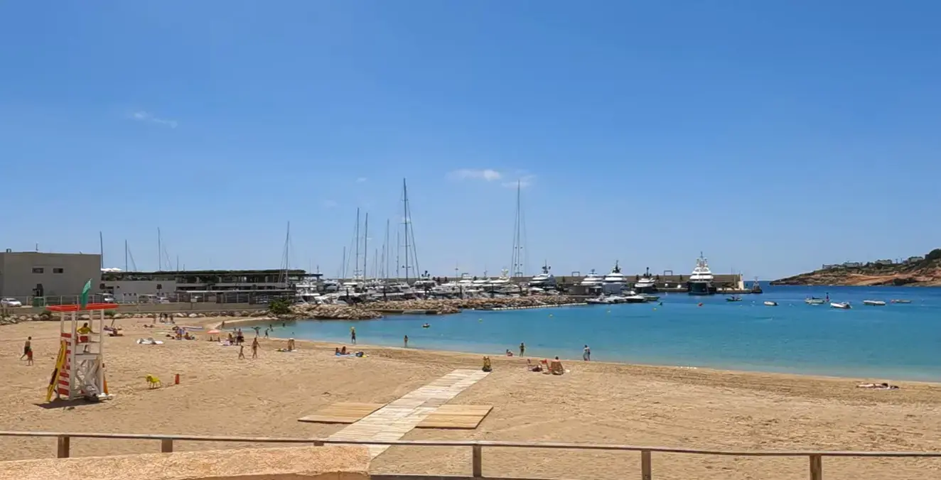Affordable private airport taxi transfer from Palma Airport directly to southwest coast beach hotels and holiday accommodation near El Toro and Port Adriano