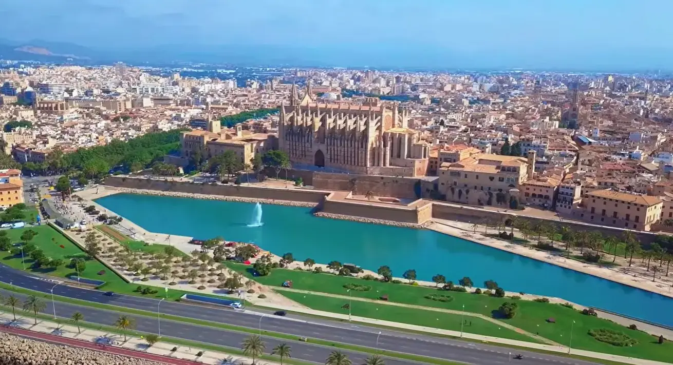 Fixed-rate private airport taxi service from Palma Airport directly to city center boutique hotels and holiday apartments in downtown Palma de Mallorca