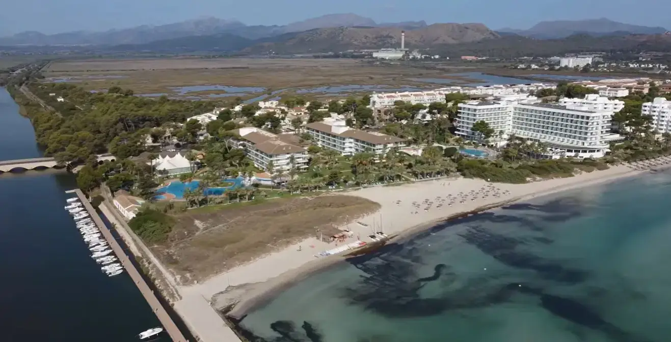 Affordable private airport taxi service from Palma Airport to family beachfront hotels and luxury holiday resorts along the shallow waters of Playa de Muro
