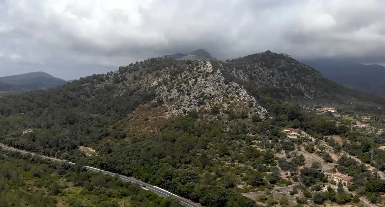 Private airport taxi service from Palma Airport to historic town center hotels and traditional holiday villas in Pollensa Town, Mallorca
