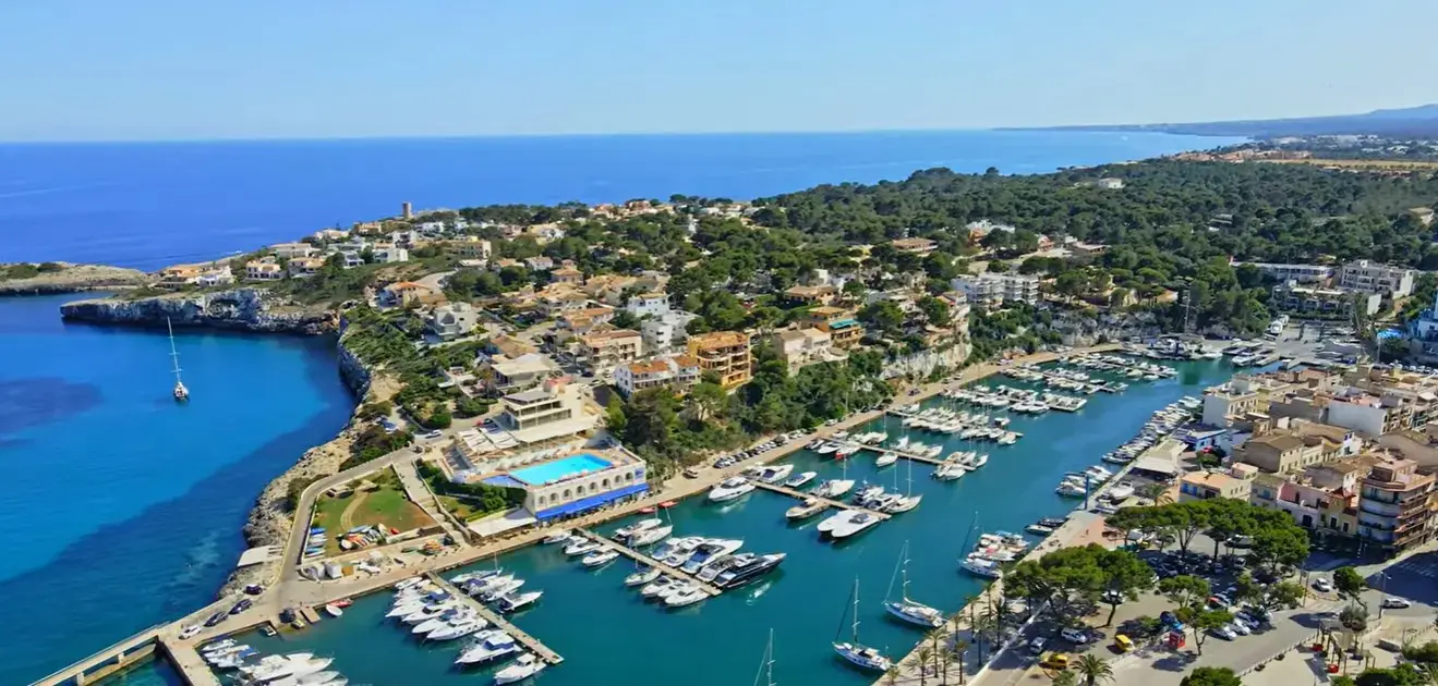 Reliable private airport taxi transfer from Palma Airport to marina hotels, coastal apartments, and holiday resorts in the historic port town of Porto Cristo