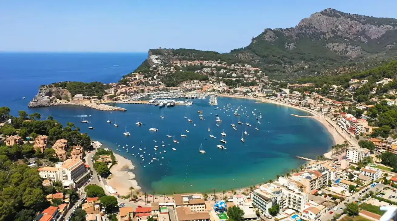 Low-cost private airport taxi service from Palma Airport navigating to scenic seafront hotels and mountain-backed bay resorts in Puerto de Soller