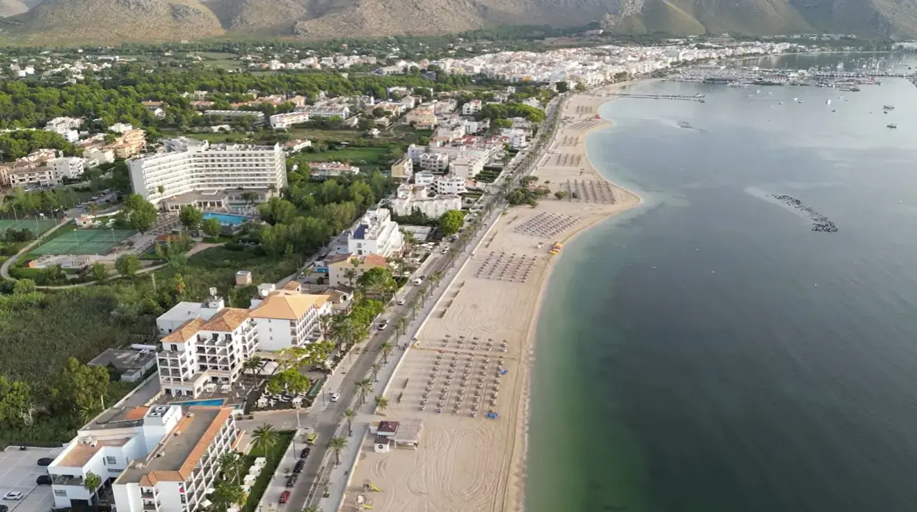 Reliable private airport taxi transfer from Palma Airport to beachfront family hotels and holiday apartments along the scenic bay of Puerto Pollensa