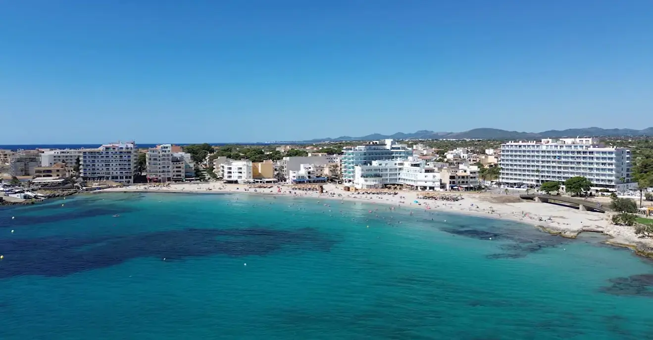 Low-cost private airport taxi service from Palma Airport to beachfront family hotels and traditional coastal resorts in S'Illot, Mallorca