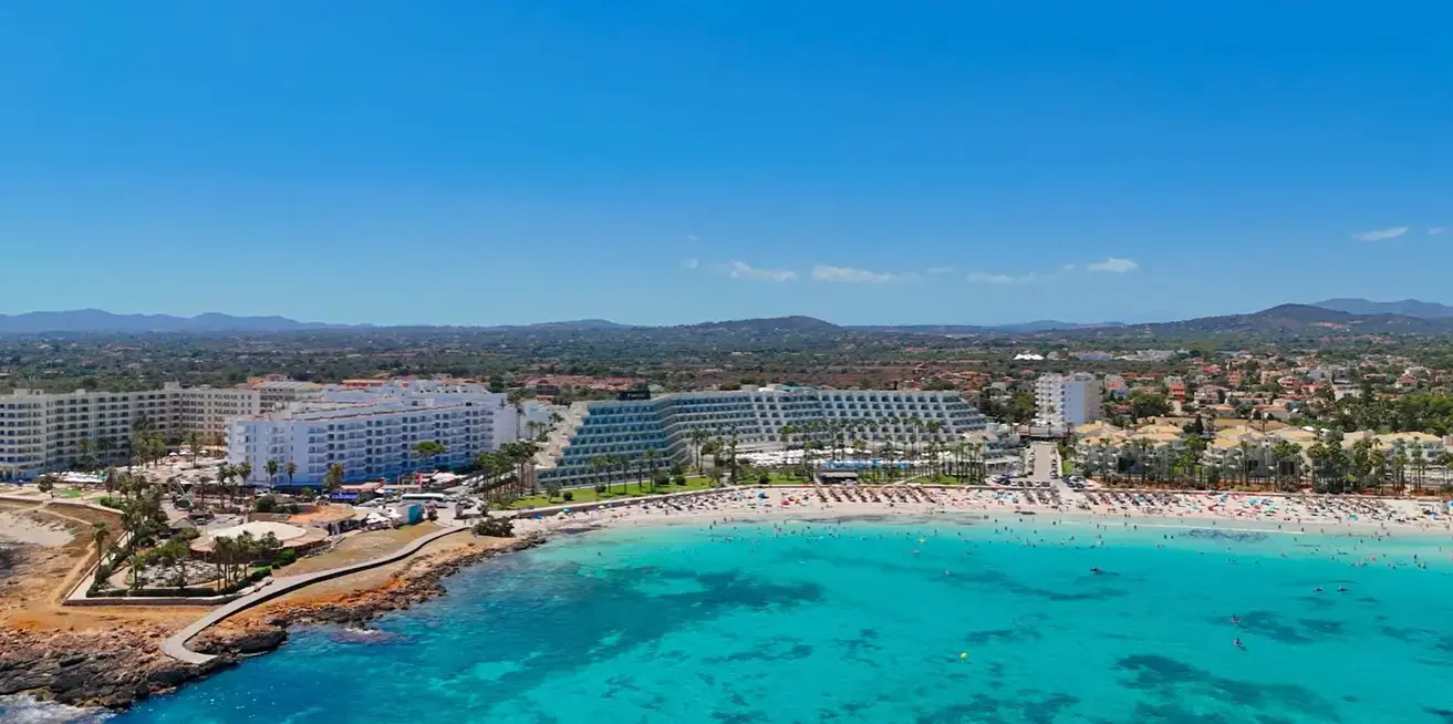 Low-cost private airport taxi service from Palma Airport directly to family-friendly holiday complexes and hotels near the sandy beach of Sa Coma, Mallorca