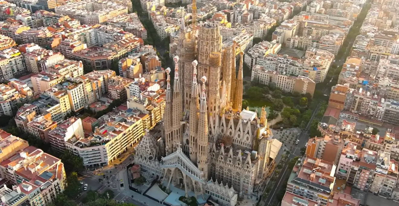 Reliable, fixed-price private airport taxi service from Reus Airport directly to central holiday apartments and city center hotels in downtown Barcelona.