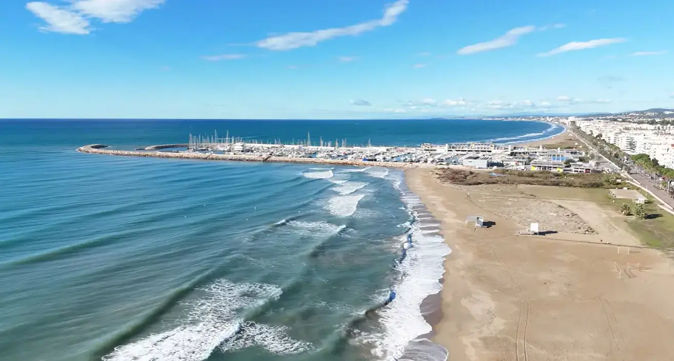 Affordable private airport taxi transfer from Reus Airport directly to family beachfront apartments and seaside holiday hotels in Calafell
