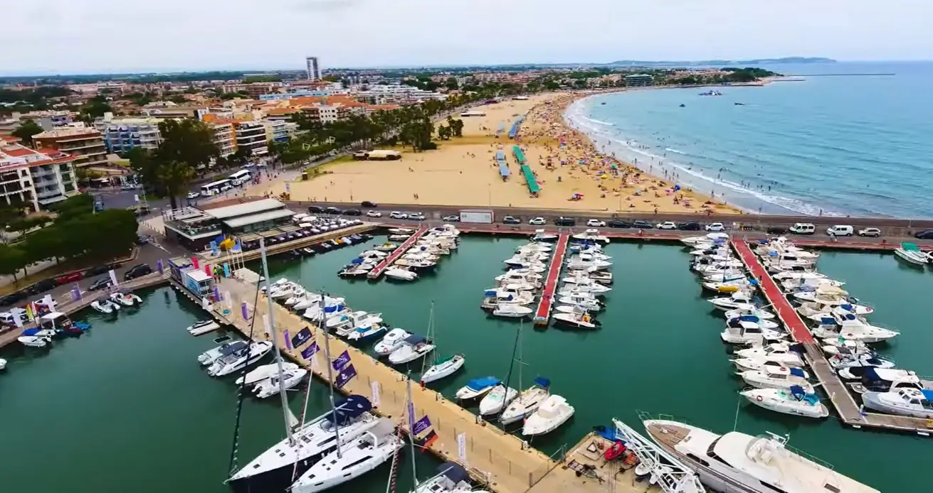 Reliable private airport taxi service from Reus Airport directly to coastal holiday resorts and harborfront family hotels in Cambrils.