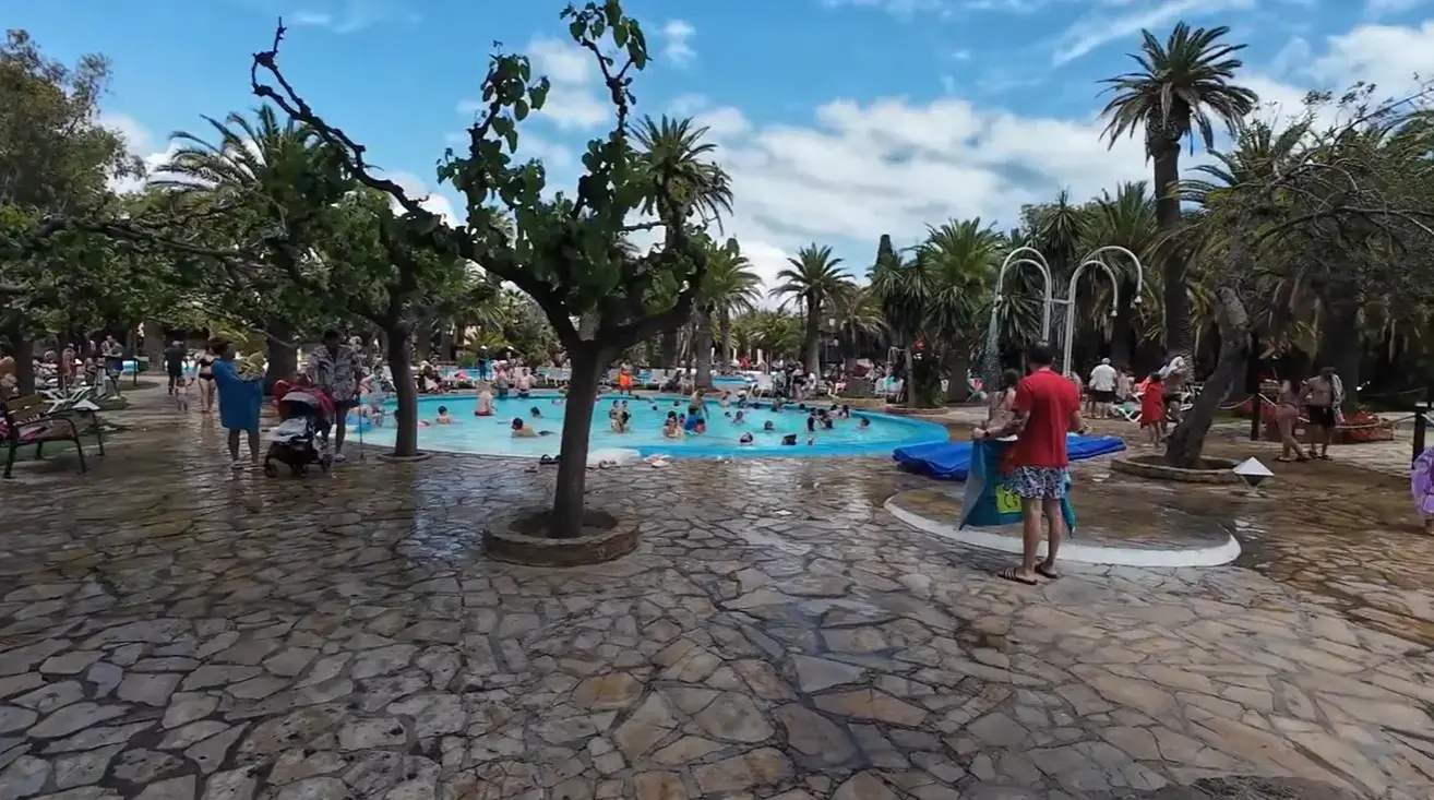 Low-cost private minivan and airport taxi transfer from Reus Airport directly to beachfront family campsites and tropical holiday parks at Camping La Torre Del Sol.