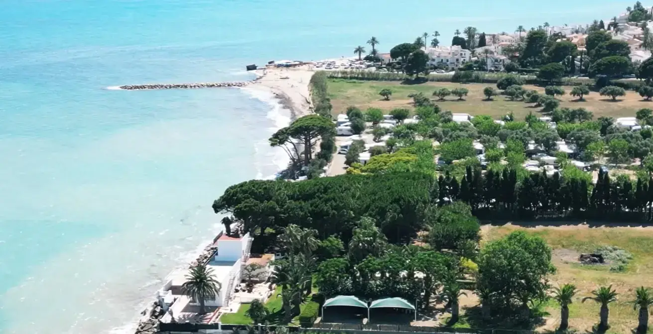 Affordable private airport taxi service from Reus Airport directly to quiet beachfront campsites and sea-view holiday parks at Camping Oasis Mar.