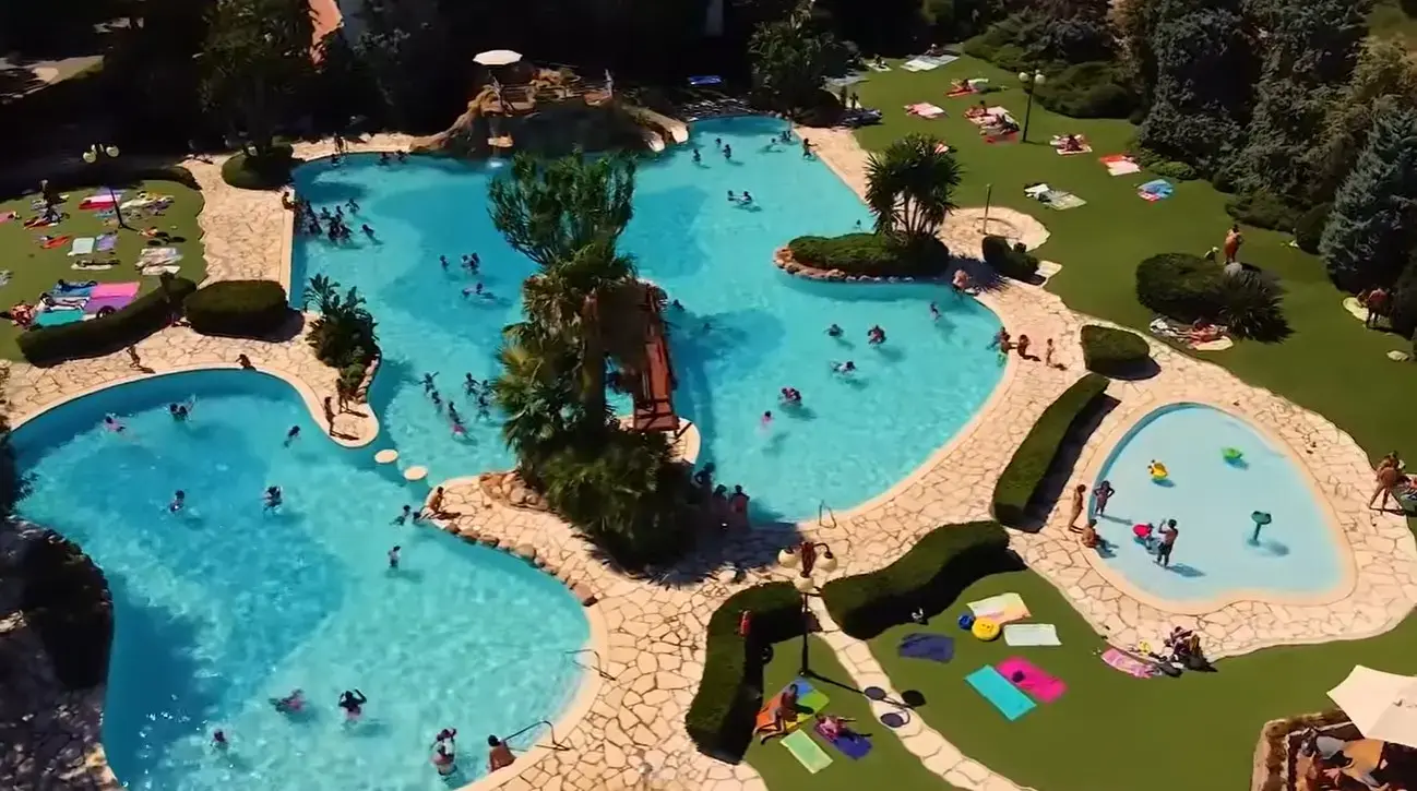 Low-cost private minivan and airport taxi transfer from Reus Airport directly to award-winning beachfront campsites at Camping Playa Montroig Resort.