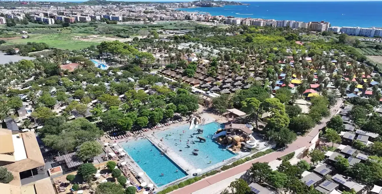 Low-cost private minivan and airport taxi transfer from Reus Airport straight to luxury resort campsites and themed family holiday parks at Camping Sanguli Salou