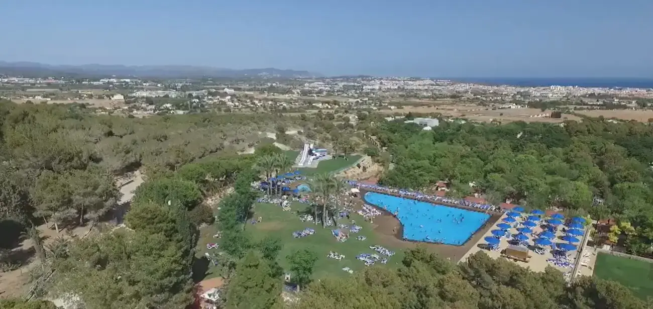Affordable private airport taxi transfer from Reus Airport directly to first-class holiday parks and hillside resort campsites at Camping Vilanova Park.