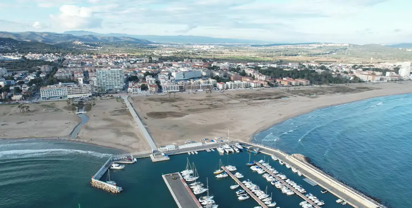 Low-cost private airport taxi service from Reus Airport directly to beachfront family hotels and seaside holiday apartments in Coma ruga.