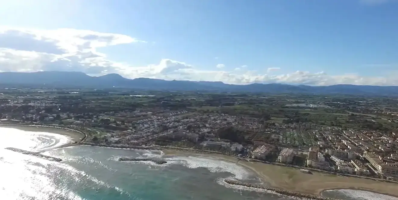 Reliable private airport taxi service from Reus Airport directly to the main entrance of the beachfront Estival Eldorado Resort in Cambrils.
