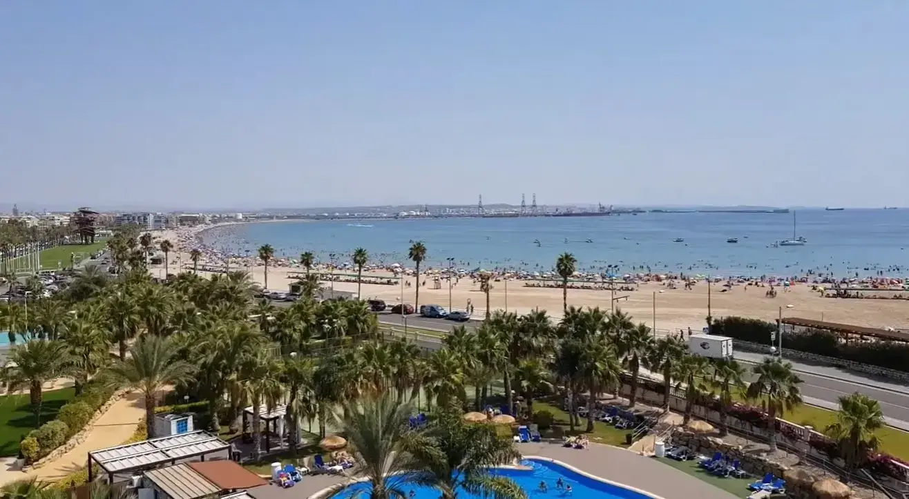 Affordable private airport taxi service from Reus Airport directly to beachfront family hotels and holiday resorts along the flat sandy bay of La Pineda.