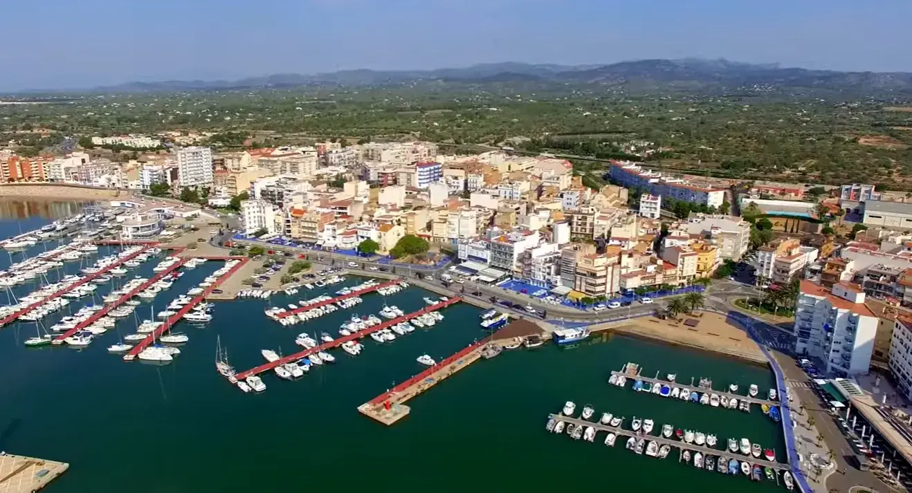 Low-cost private airport taxi transfer from Reus Airport directly to traditional seafood port hotels, Marina and holiday apartments in Lampolla
