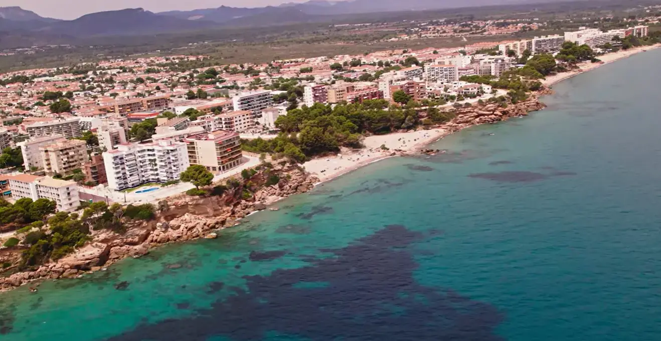Low-cost private airport taxi service from Reus Airport for a cheap transfer straight to cliffside holiday villas and family beach apartments in Miami Platja.