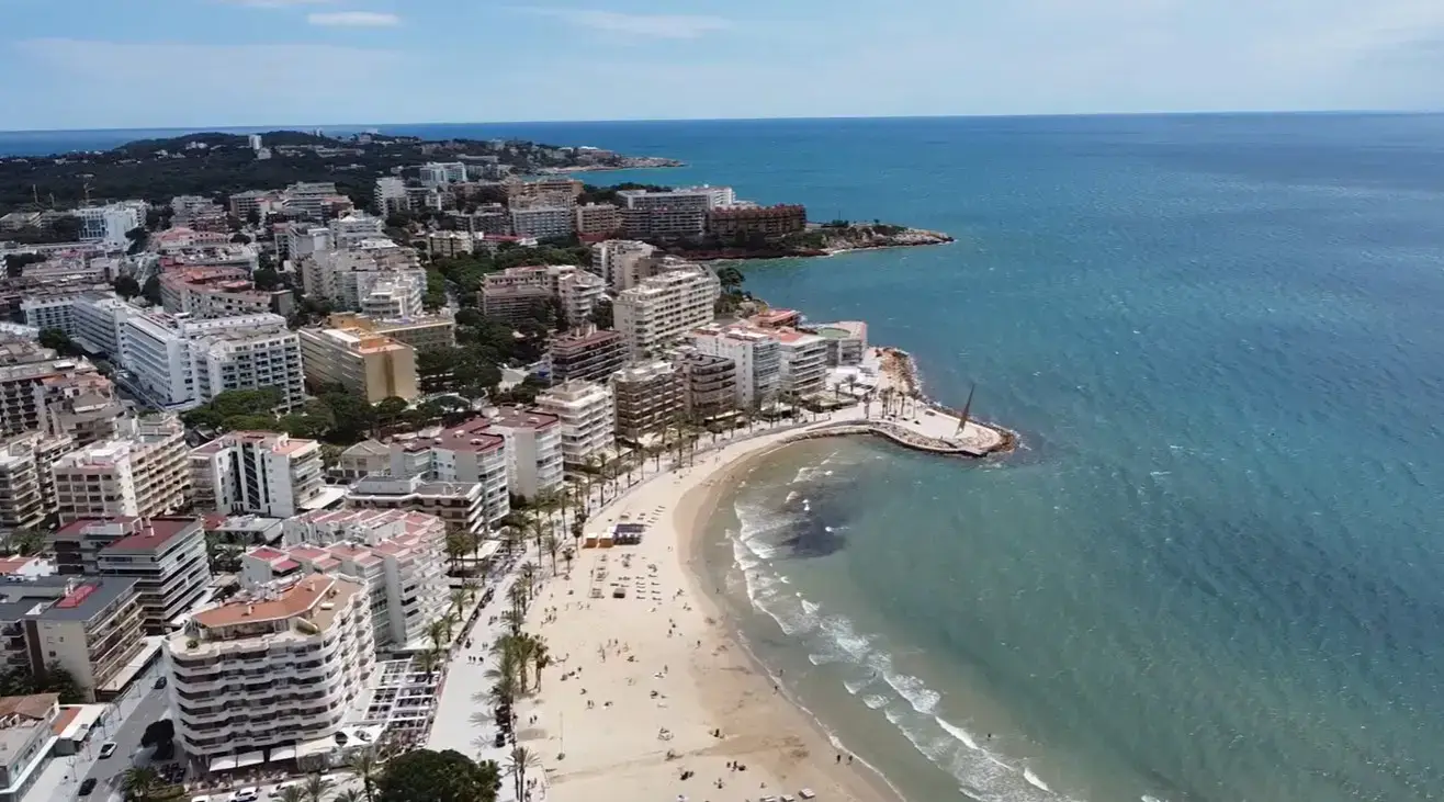 Low-cost private minivan and airport taxi transfer from Reus Airport directly to central holiday hotels and resorts along the palm-lined beach promenade in Salou.