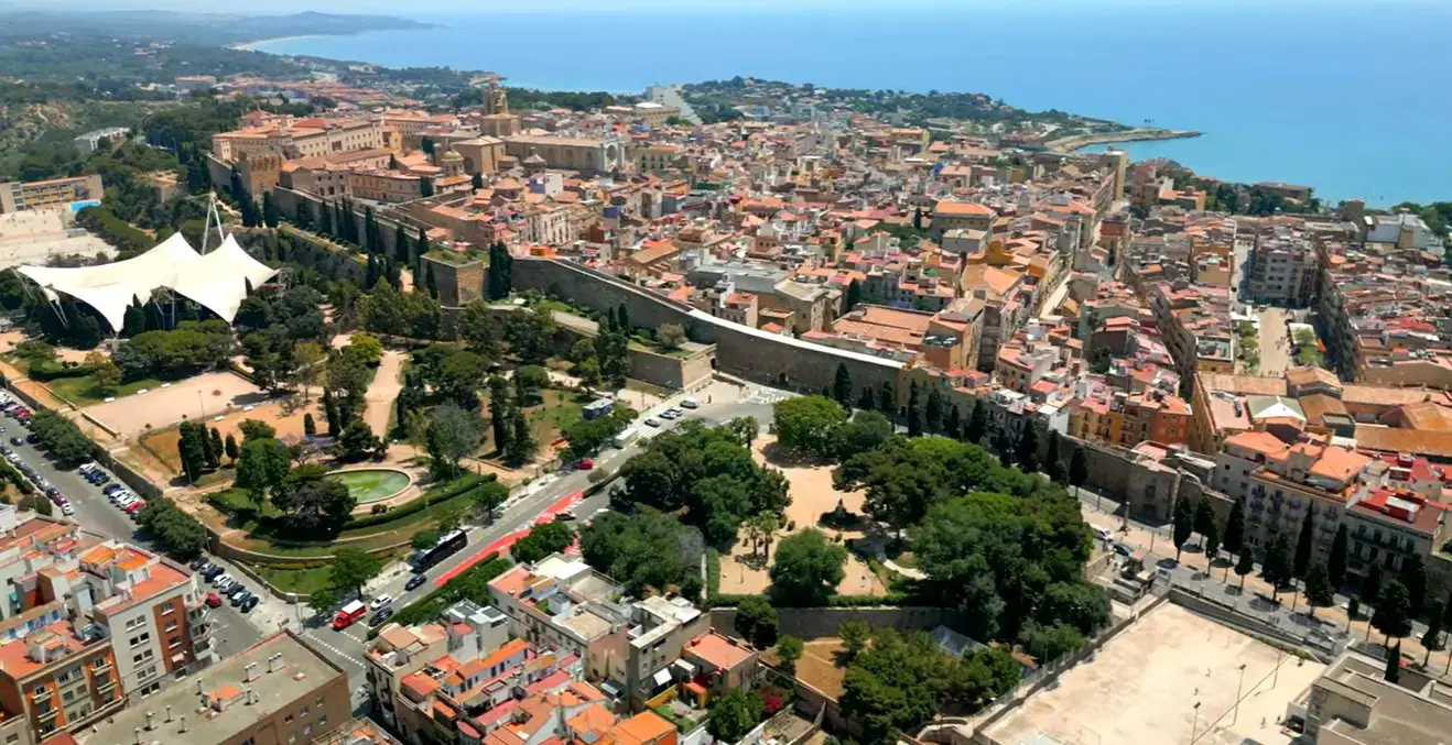 Quick private airport taxi service from Reus Airport directly to central boutique hotels and holiday apartments in downtown Tarragona City.