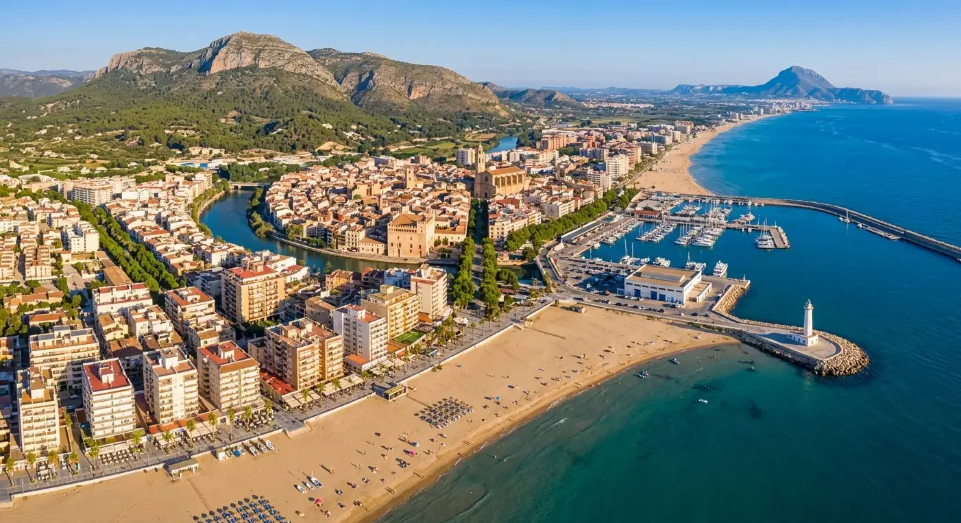 Wide golden sand beaches and historic Ducal Palace of the coastal resort of Gandia for private taxi airport transfers from Valencia Airport by cheap-taxis.com